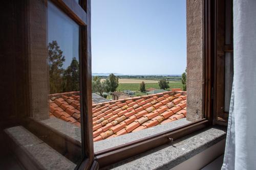 a window with a view of a tile roof at Appartamento Giglio in Riotorto