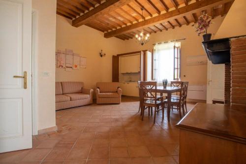a kitchen and living room with a table and chairs at Appartamento Giglio in Riotorto