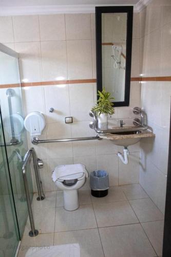 Bilik mandi di Charme Hotel Guarujá Frente Mar