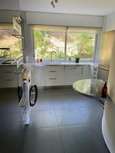 une cuisine avec un évier et une machine à laver dans l'établissement Appartement en résidence avec piscine, cinéma, à Nice