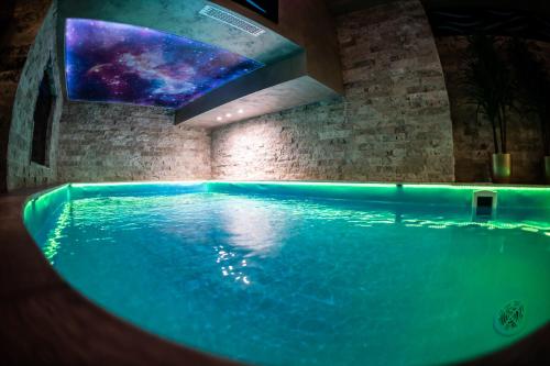 une piscine dans une pièce avec un plafond étoilé dans l'établissement Adriatic Spa, à Novi Sad