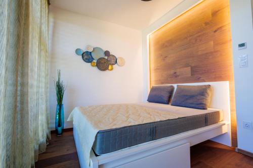 アルショーウルシュにあるClub Panorama Residenceのベッドルーム1室(木製ヘッドボード付きのベッド1台付)