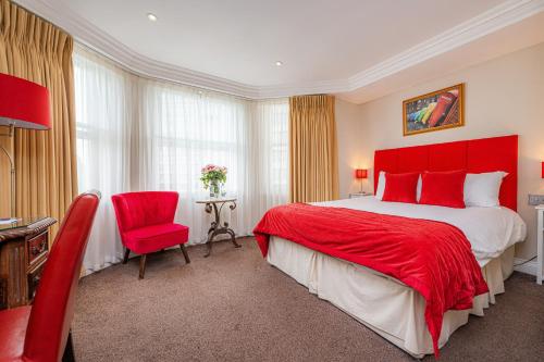 Una cama o camas en una habitación de Ashburn Hotel