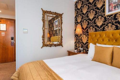 Una cama o camas en una habitación de Ashburn Hotel