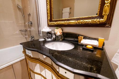 Un baño de Ashburn Hotel