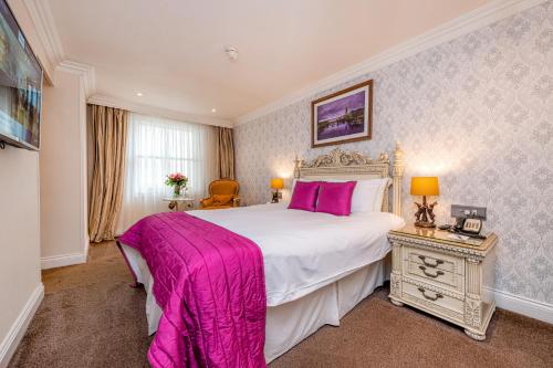 Una cama o camas en una habitación de Ashburn Hotel