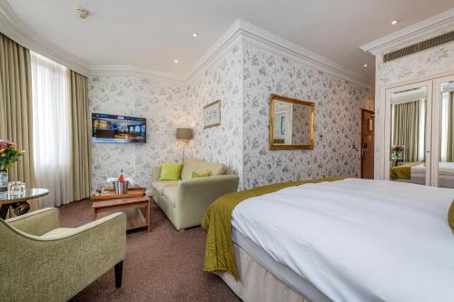 Una cama o camas en una habitación de Ashburn Hotel