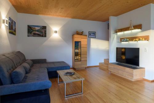 uma sala de estar com um sofá e uma mesa em Ferienlodge MaResi em Bad Goisern