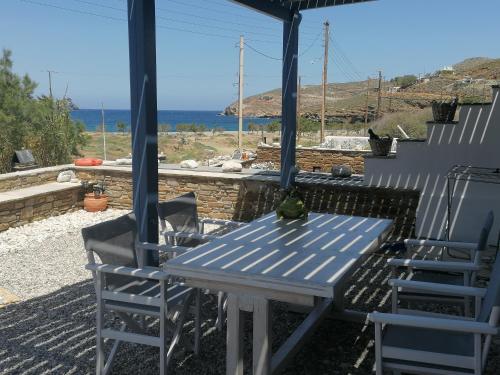 einen Tisch und Stühle auf einer Terrasse mit Meerblick in der Unterkunft Beautiful house near the sea in Kollimpithra