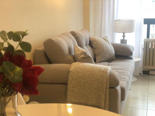 a living room with a couch and a table at Arena1 in Mar del Plata