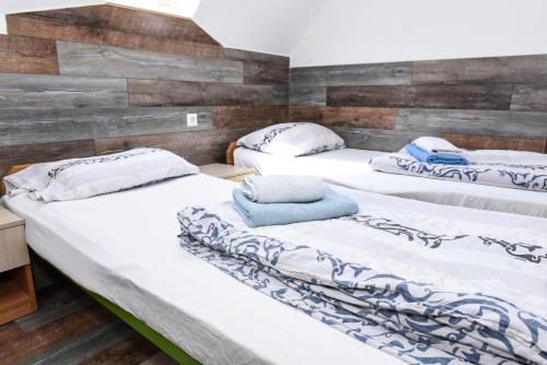 Una cama o camas en una habitación de Sobe sa kupatilom Jajce