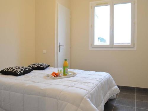 聖馬克西姆的住宿－Maison Sainte-Maxime, 4 pièces, 6 personnes - FR-1-226-279，一张带水果盘和一瓶的床铺