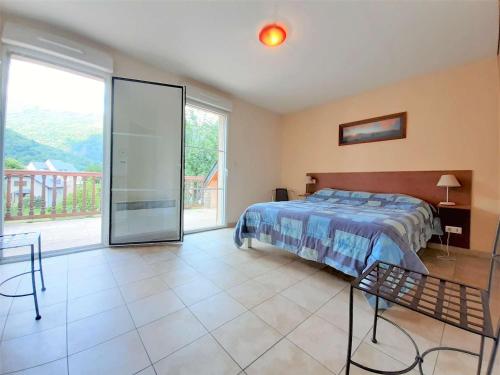 een slaapkamer met een bed en een groot raam bij Appartement Saint-Lary-Soulan, 4 pièces, 9 personnes - FR-1-457-181 in Saint-Lary-Soulan