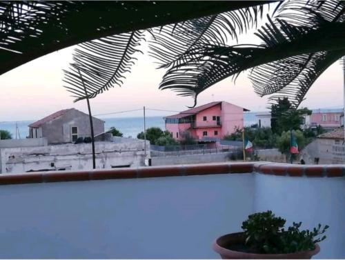 een uitzicht vanaf het dak van een huis bij House with sea view/Casa con terrazzo vista mare in Siderno Marina