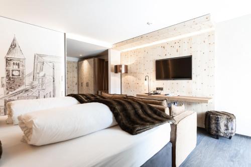 Телевизор и/или развлекательный центр в Aktiv- und Wellnesshotel Traube- Post