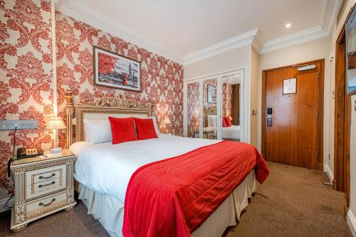 Una cama o camas en una habitación de Ashburn Hotel