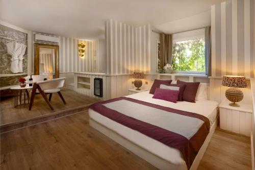 A bed or beds in a room at La Capria Suite Hotel Alacati