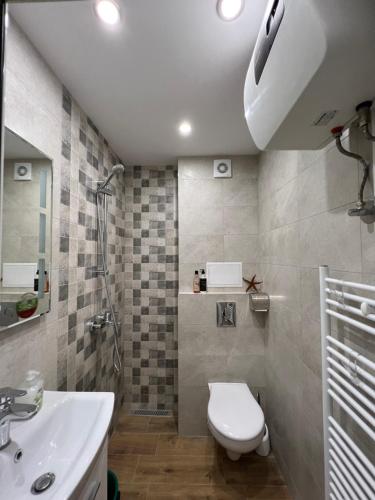 Апартамент ХАЙ / HAY Apartment tesisinde bir banyo