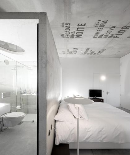 Ένα ή περισσότερα κρεβάτια σε δωμάτιο στο Casa do Conto - Arts & Residence