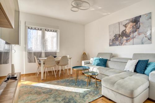 A seating area at Baby Blue Apartments
