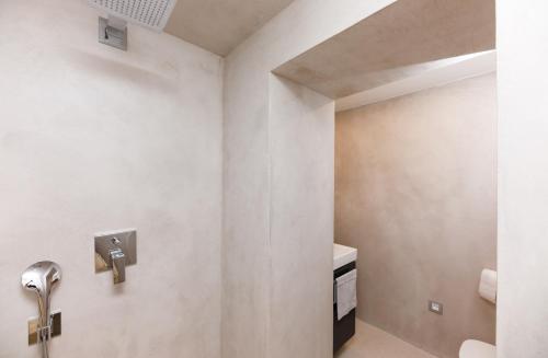 een badkamer met wastafel en toilet bij Stylish City Apartment in Split