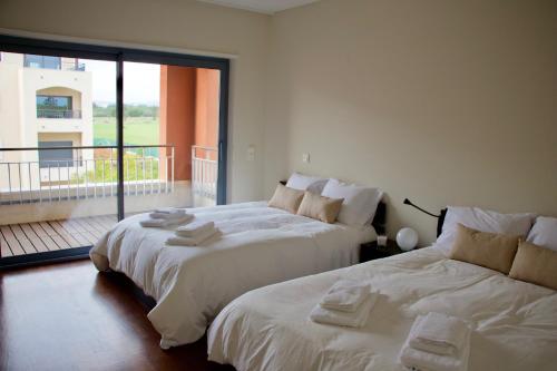 Un pat sau paturi într-o cameră la Victoria Gardens Luxury Apartment