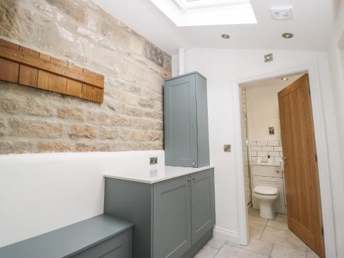 ein Badezimmer mit Waschbecken und Toilette in der Unterkunft Old Stone Cottage in Harrogate