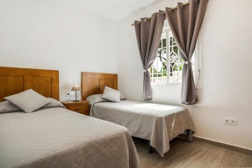 Postel nebo postele na pokoji v ubytování Casa Torre De Meca 3 Shared Pool