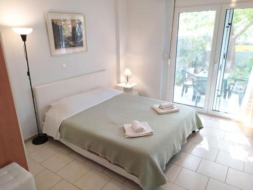 ein Schlafzimmer mit einem Bett mit zwei Handtüchern darauf in der Unterkunft Studio apartment in Kirra, ancient port of Delphi in Kírra