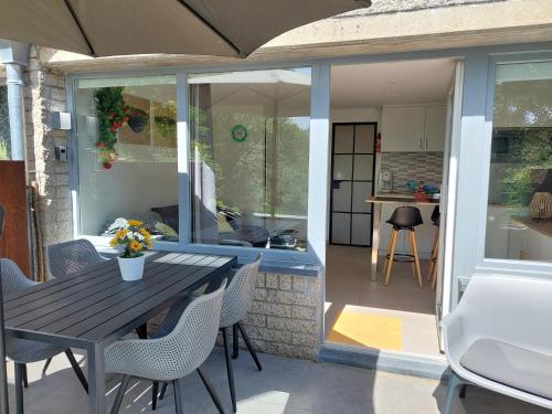 patio con mesa y sillas y cocina en Au Studio 339 des Terrasses de Malmedy, en Malmedy