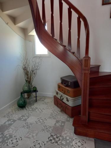 une chambre avec un escalier et un escalier dans l'établissement Les Crevettes, à LʼÉpine
