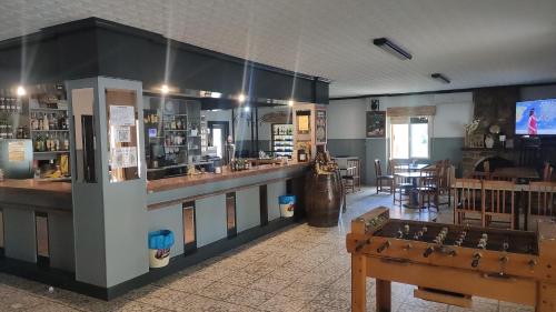 Großes Zimmer mit Bar und Restaurant in der Unterkunft Hostal Restaurante Solaire in Castañar de Ibor