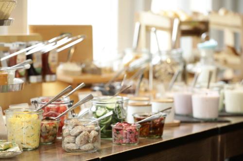 a kitchen counter with jars of food on it at Lieblingsplatz Bohlendorf Rügen in Wiek auf Rügen 