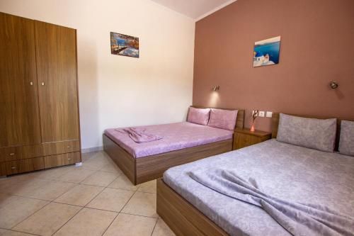 A bed or beds in a room at Vordos Rooms