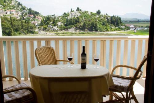Comfortable and beautiful apartment في بلوتشي: طاولة مع كأسين من النبيذ على شرفة