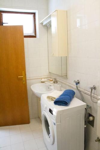 Bilik mandi di Comfortable and beautiful apartment