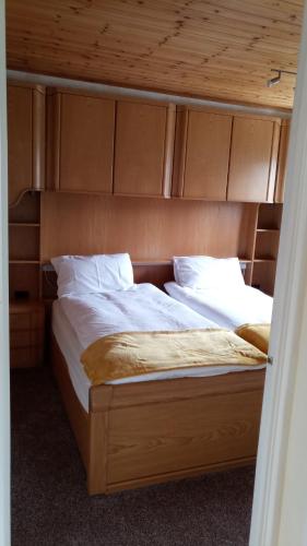 Thornton的住宿－Beeston House，卧室内的一张床位,配有木制床头板