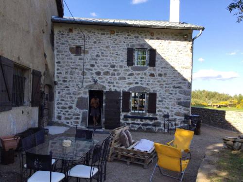 une terrasse avec une table et des chaises devant un bâtiment dans l'établissement Maison de 2 chambres a Lanarce a 800 m de la plage avec sauna et jardin clos, à Lanarce