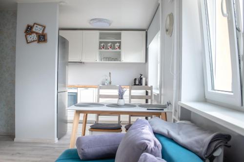 een woonkamer met een bank en een tafel bij Roosi apartment Haapsalu in Haapsalu