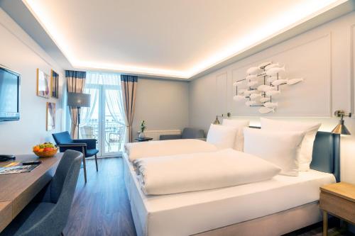 Ein Sitzbereich in der Unterkunft SEETELHOTEL Pommerscher Hof das Wellnesshotel im Herzen der Kaiserbäder mit direktem Zugang zur Wellnessoase Shehrazade