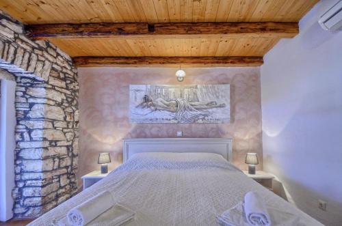 - une chambre avec un lit et un mur en pierre dans l'établissement Villa Rosana in Muntić - Haus für 4-5 Personen, à Pula