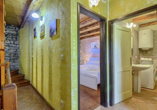 Kuchyňa alebo kuchynka v ubytovaní Villa Rosana in Muntić - Haus für 4-5 Personen