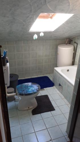 La salle de bains est pourvue de toilettes, d'un lavabo et d'une baignoire. dans l'établissement Holiday home Ivano, à Korenica