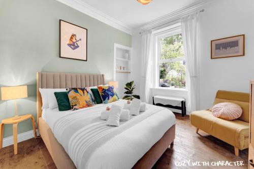 A bed or beds in a room at Cozy with Character Cochrane Cottage at Leith Links Park