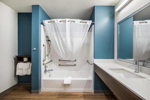 Kylpyhuone majoituspaikassa WoodSpring Suites Round Rock-Austin North
