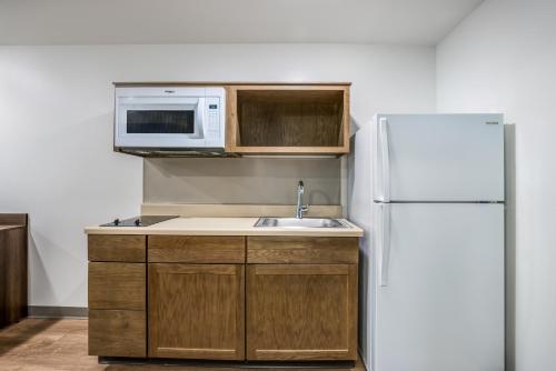 Kuchyň nebo kuchyňský kout v ubytování WoodSpring Suites Round Rock-Austin North