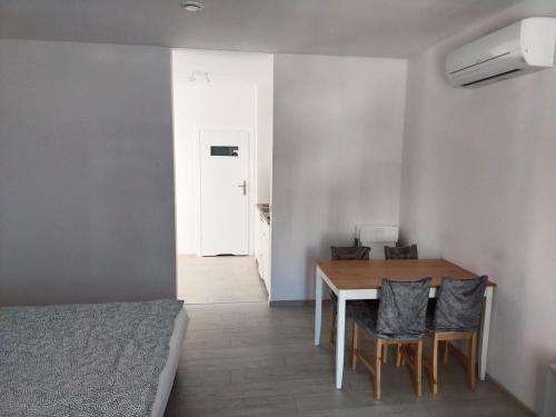 Zimmer mit einem Tisch, Stühlen und einem Bett in der Unterkunft Center Warsaw- Apartamenty Smolna in Warschau