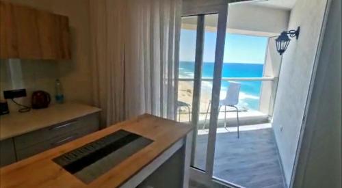 Η κουζίνα ή μικρή κουζίνα στο 8 Hotel Apartment Short Time TLV BAT YAM
