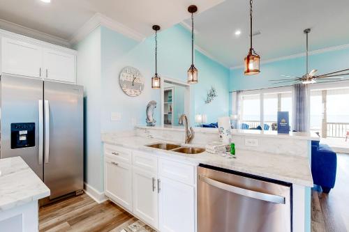 een keuken met een wastafel en een koelkast bij Dolphin Blue in Dauphin Island