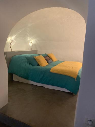 - un lit dans un dortoir avec une arche au-dessus de la chambre dans l'établissement LA TREILLE AU COEUR DU VILLAGE, à Saint-Tropez